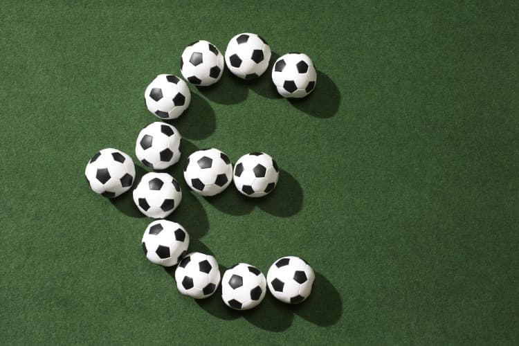 Ein Euro-Zeichen aus Fußbällen